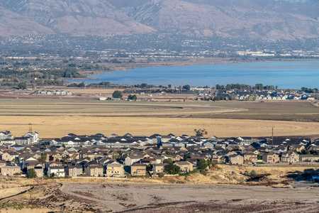 犹他湖和住宅区鸟瞰图