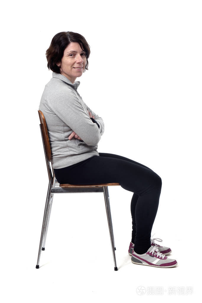 一个女人坐在白色背景的椅子上的肖像