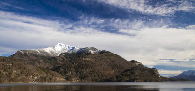 壮丽的风景风景风景冬季与生动的蓝天白云背景,自然的名片概念图片