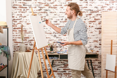 年轻男画家在家作画照片