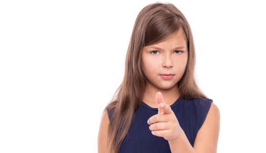 怀念青春的签名小女孩用手指指着你,你被隔离在白色的衣服上.照片