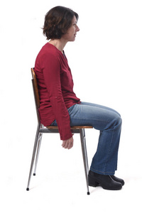 一个女人坐在白色背景的椅子上，