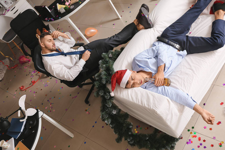 醉醺醺的男人在办公室过完新年派对后睡觉