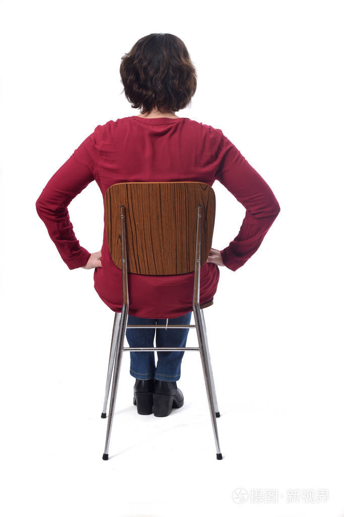 坐在椅子上的女人背在白色背景上双手