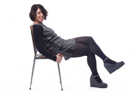 躺在椅子上的人图片