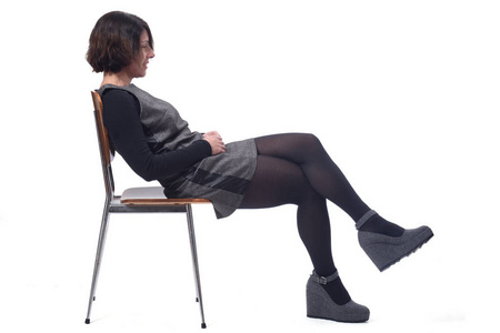 躺在椅子上的人图片