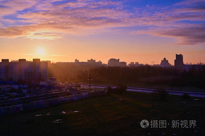 清晨城市天空的照片天气晴朗阳光明媚