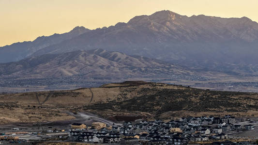 犹他州山谷和山脉的日出全景