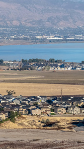 犹他湖和住宅区的垂直鸟瞰图图片