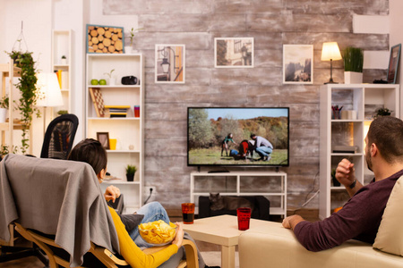 房间背影夫妻俩在客厅看电视电影的背影照片