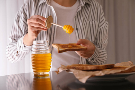 干杯 桌子 春天 甜点 熔化 倾倒 液体 厨房 产品 风味