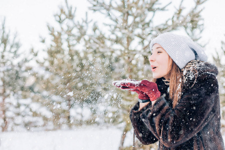 冬天吹雪的女人