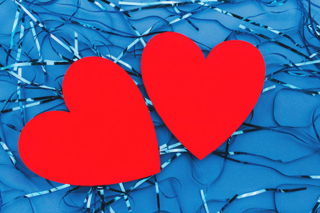 经典蓝色背景上的红心。胶片蓝色背景。情人节。