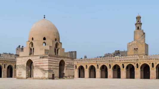 埃及开罗，伊本图伦公共历史清真寺庭院，带沐浴喷泉和宣礼塔