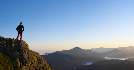 徒步旅行 能量 登山 成功 极端 悬崖 日出 男人 山谷