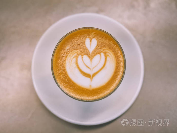 桌上咖啡杯拿铁艺术咖啡平放咖啡餐厅