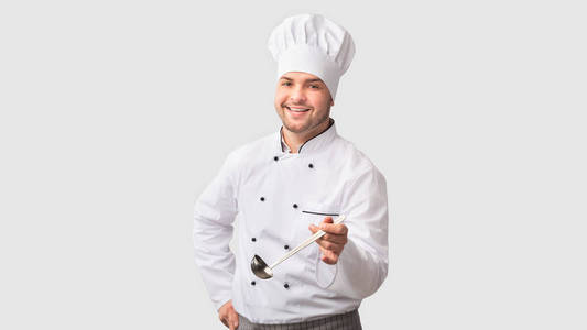兴高采烈的厨师拿着勺子站在白色背景上，全景