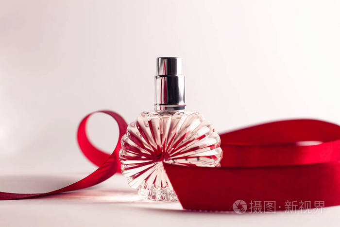 白色背景香水瓶。空白香水模型，水疗品牌概念。魅力香水，红色香水。