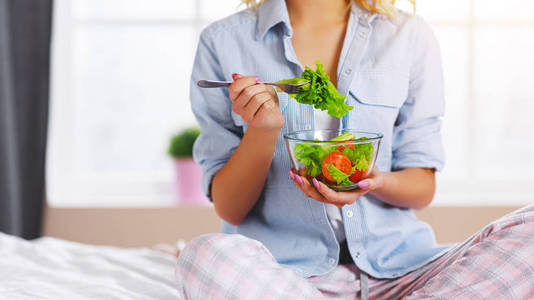 健康饮食的概念。吃蔬菜蔬菜的快乐女人