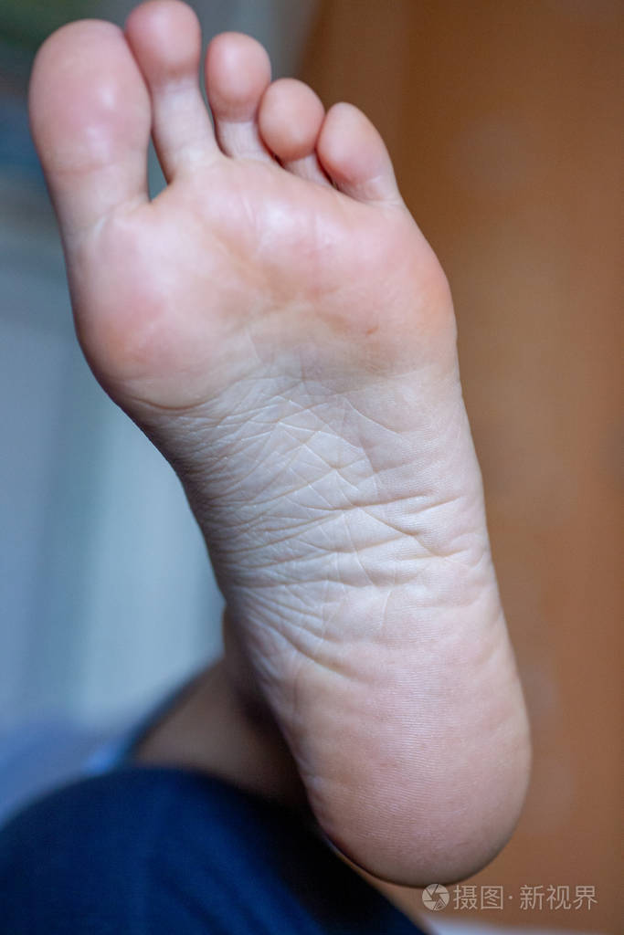年轻女孩的脚趾健康美丽