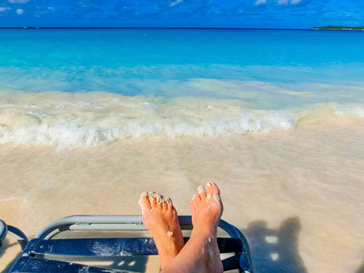 热带海滩背景上的男性腿部图片图片