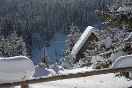 山上白雪覆盖的木屋
