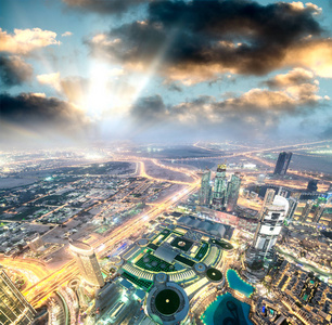 迪拜日落时的全景天际线和建筑