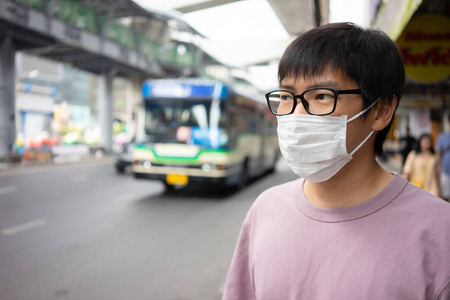 美男子戴面罩保护过滤器免受空气污染