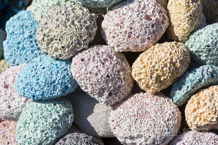 埃及街头集市上的彩色天然浮石