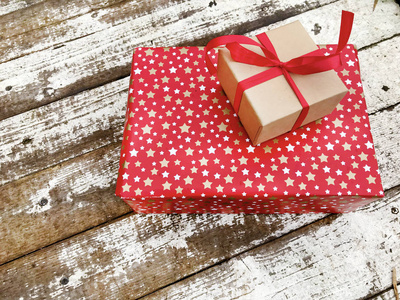 冬天 假日 新的 木板 包装 包裹 纸张 丝带 礼物 圣诞节