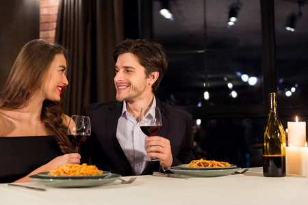 恋爱中的年轻情侣在餐馆里享受约会