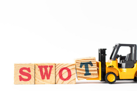 玩具叉车手持木制字母方块t完成单词swot优势劣势机遇威胁的缩写在白色背景上