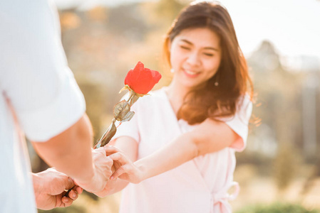 情人节送玫瑰给女人图片