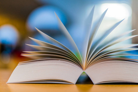 窗台上放着打开的书图片