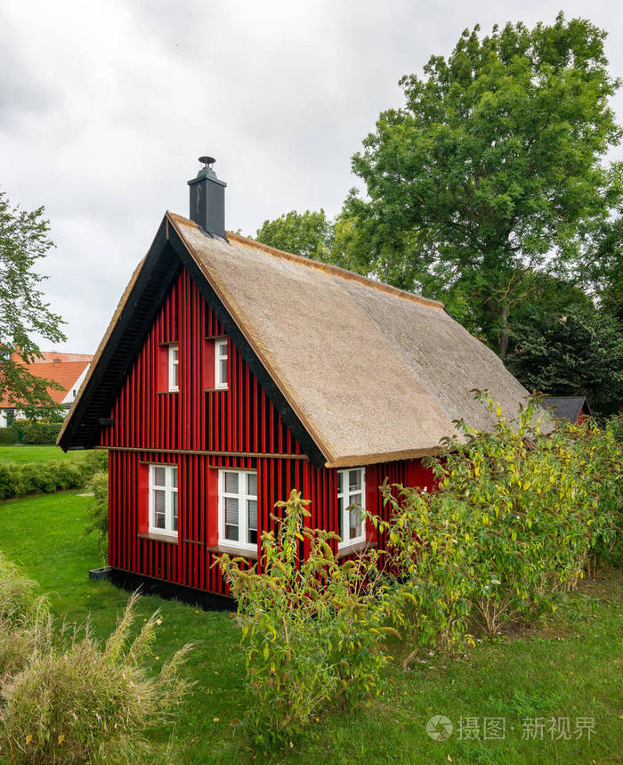 花园里的红色小房子