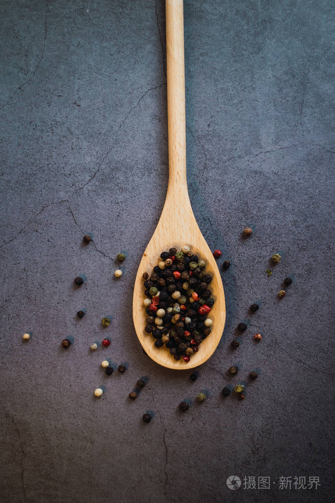 木勺上的胡椒粉调味产品特写镜头