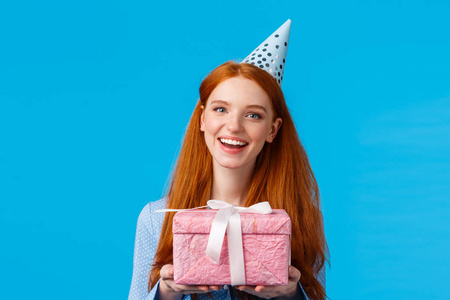 三个十几岁的女生,12-14岁,夏城,手拿智能手机,笑得开心,上网看照片.