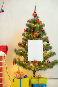 以圣诞树和壁炉为背景的白色白纸