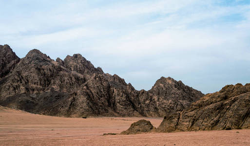沙漠中的落基山脉和沙姆沙伊赫的蓝天白云