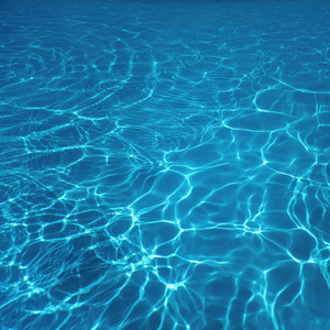 游泳池反射阳光。潺潺流水。