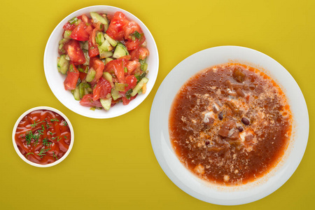 彩色背景的罗宋汤。罗宋汤配酸奶油和蔬菜沙拉。健康午餐俯视图
