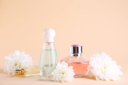 米色背景上有白色花朵的香水瓶