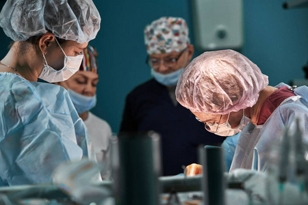 手术室里的一群外科医生。医疗队在手术室进行手术。