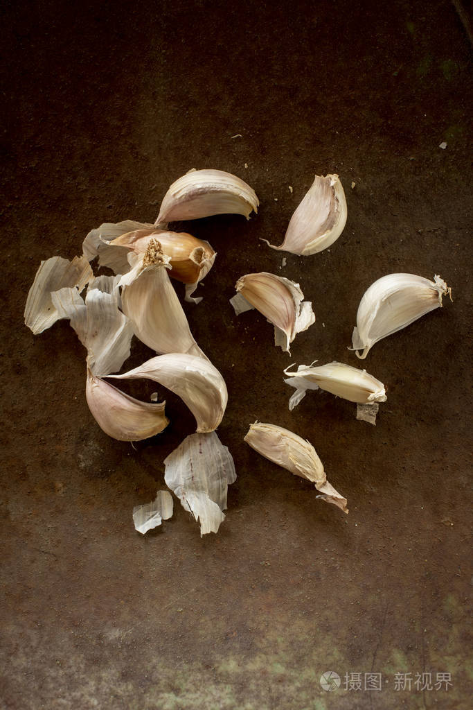 风化钢铁表面的大蒜瓣俯视图照片-正版商用图片27q80y-摄图新视界