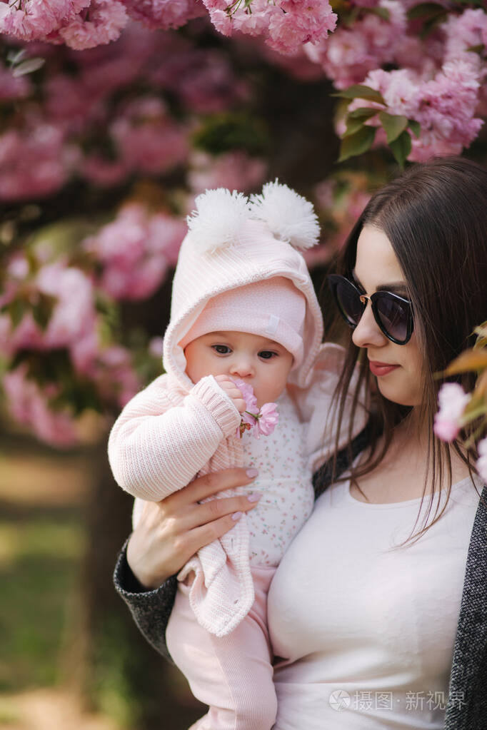 婴儿戴着花生色的帽子,面带微笑
