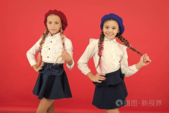法国贝雷帽的小女孩国外教育儿童时尚友谊和姐妹情谊最好的朋友国际