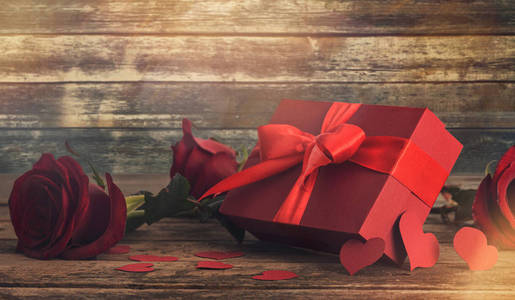 情人节。红玫瑰红心木礼盒