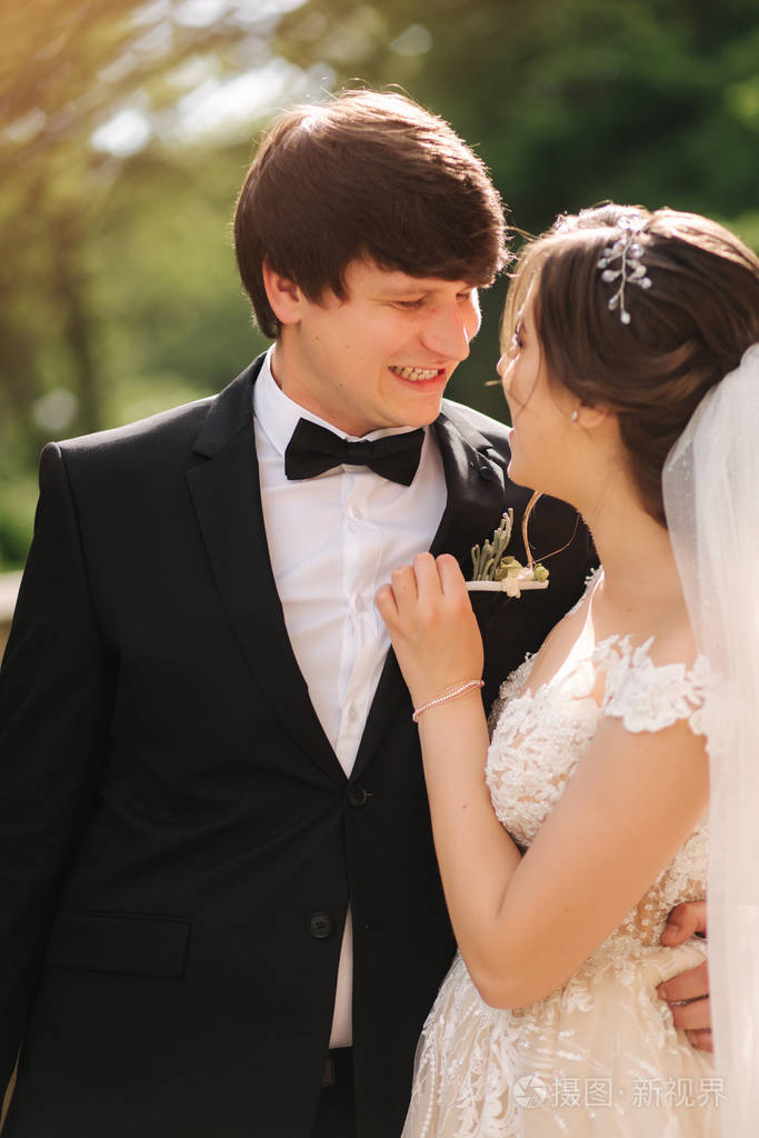 幸福新郎新娘肖像美丽的新婚夫妇
