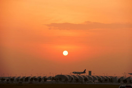 太阳 旅游业 空气 黄昏 天气 日落 阳光 机场 美丽的