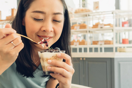 一个女人正在面包店的咖啡馆里吃蛋糕。